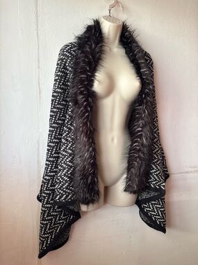 Vntg Faux Fur Trimmed Knit Shawl